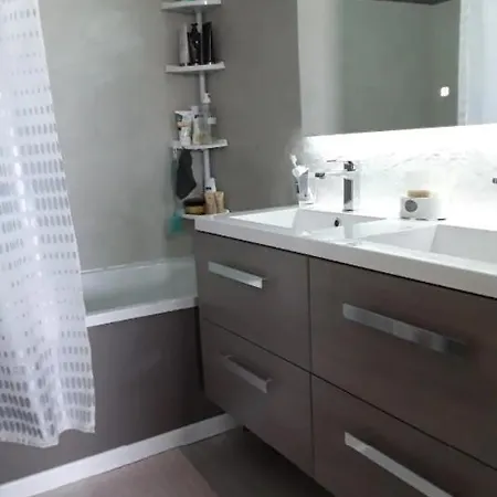 Chambre Chez L'Habitante Avec Salle De Bain Et Cuisine Communes - Presence D'Un Chat Bordeaux Exterior photo