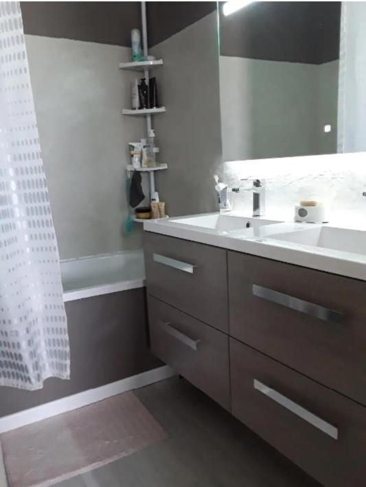 Chez L'habitante Avec Salle De Bain Et Cuisine Communes - Presence D'un Privatunterkunft *